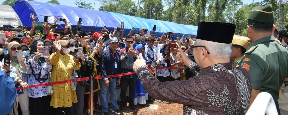 Wapres-Sapa-Masyarakat-dan-Cicipi-Durian-Montong--1200x480